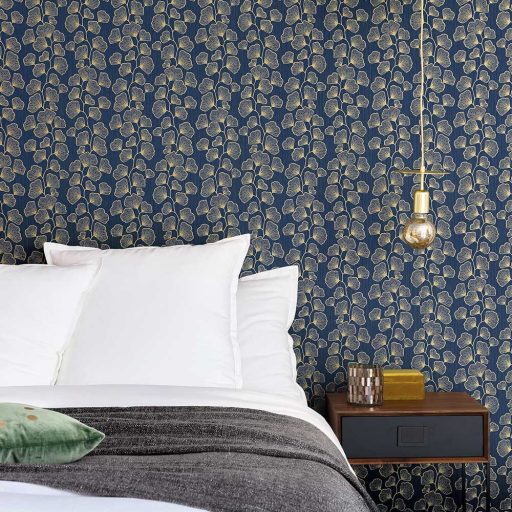  Scarlett 100486062 GINGKO Natur stilizált gingko levelek mély sötétkék csillogó arany tapéta