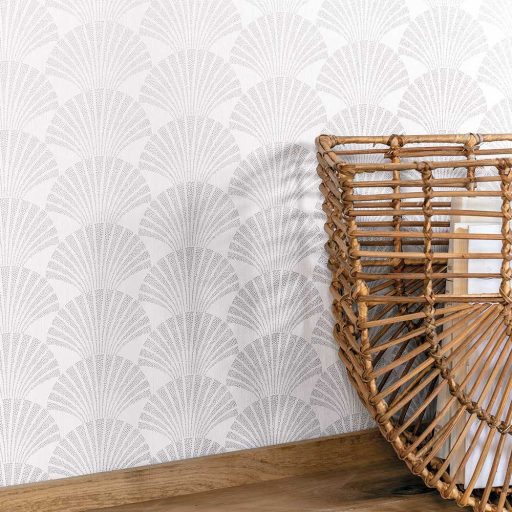 Caselio Scarlett 100490198 PEARL Natur legyezőminta világos szürkésfehér csillogó ezüst tapéta