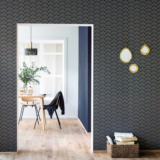 Caselio Scarlett 100496025 PEARL Natur legyezőminta mély sötétkék csillogó arany tapéta