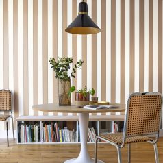   Minimalista és stílusos csíkos design arany vonallal kiemelve fehér bézs és arany tónus tapéta