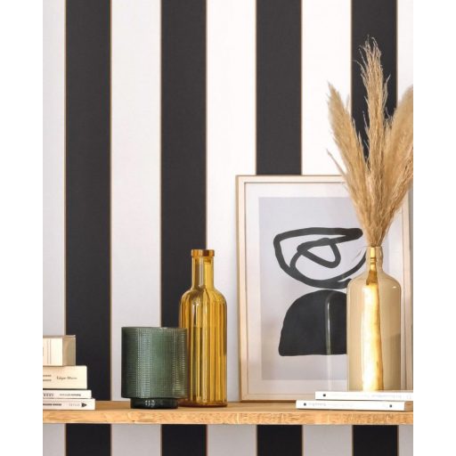 Minimalista és stílusos csíkos design arany vonallal kiemelve fehér fekete és arany tónus tapéta