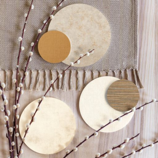 Betonhatású enyhén texturált minta fémes irizáló elemekkel bézs/világosbarna és arany tónus tapéta