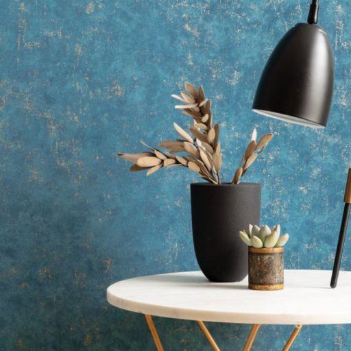 Betonhatású enyhén texturált minta fémes irizáló elemekkel madurakék és arany tónus tapéta