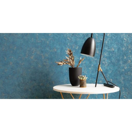 Betonhatású enyhén texturált minta fémes irizáló elemekkel madurakék és arany tónus tapéta