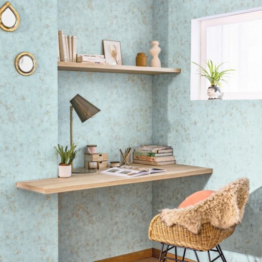 Betonhatású enyhén texturált minta fémes irizáló elemekkel topázkék és arany tónus tapéta