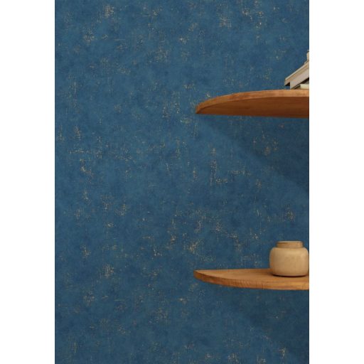 Betonhatású enyhén texturált minta fémes irizáló elemekkel farmerkék és arany tónus tapéta