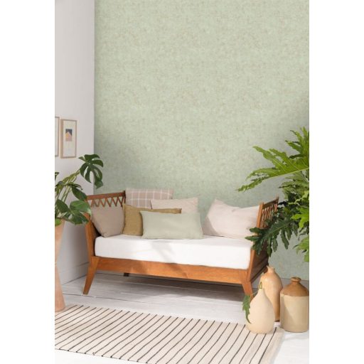 Betonhatású enyhén texturált minta fémes irizáló elemekkel mandulazöld és arany tónus tapéta