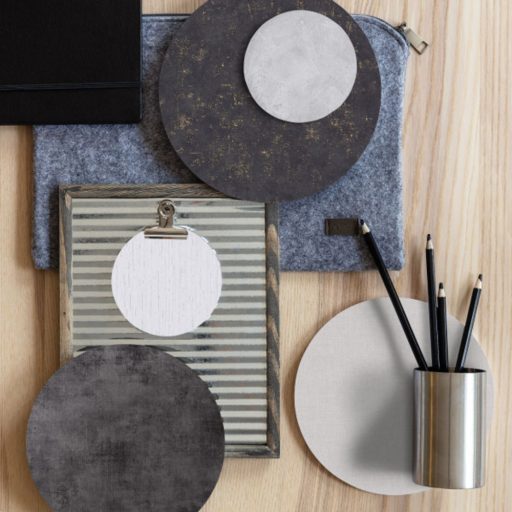 Betonhatású enyhén texturált minta fémes irizáló elemekkel antracit/fekete és arany tónus tapéta