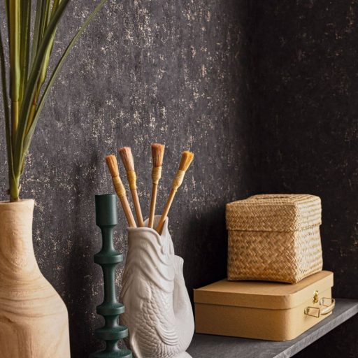 Betonhatású enyhén texturált minta fémes irizáló elemekkel fekete és rézszín tónus tapéta