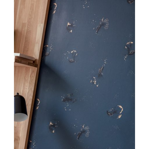 Caselio The Place to Be(d) 101756120 SWIM & CHILL Natur fátyolhalak petrolkék sötétkék arany tapéta