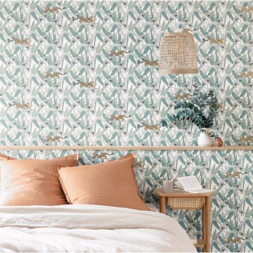 Caselio The Place to Be(d) 101770000 FANTASY WORLD Natur Organikus minta leopárdokkal fehér mandula és mentazöld fekete aranybarna tapéta