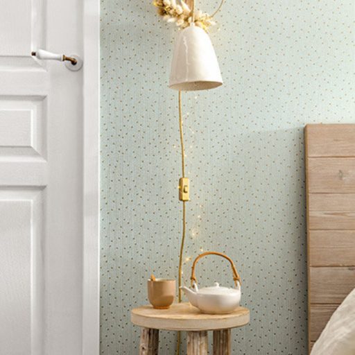 Caselio The Place to Be(d) 101837021 LULLABY Grafikus álomba ringató tündérfények halvány mandulazöld arany tapéta