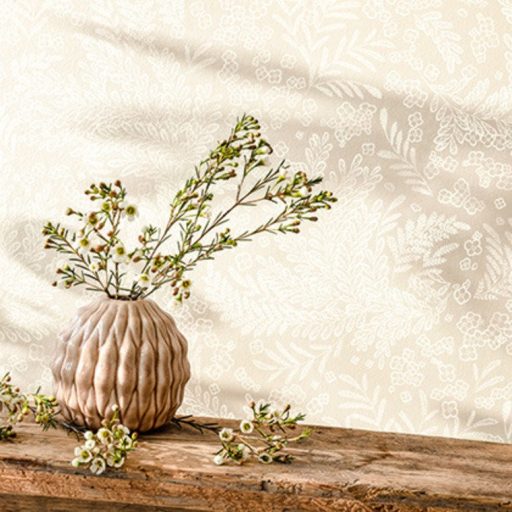 Caselio Flower Power 101891010 SEPTEMBER Csodás virágdekor hónapról hónapra Szeptember gyengéden fénylő őszi virágminta bézs íriszfehér tapéta