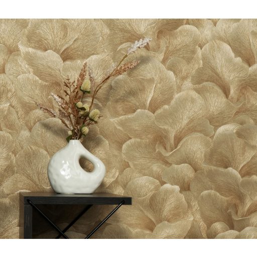 Finoman hullámzó és lágyan fodrozódó selymes stilizált virágszirmok bézs arany és aranybarna tónus finom fény tapéta