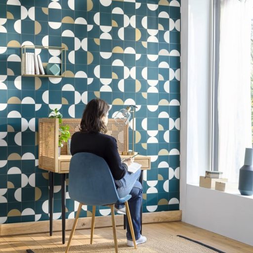 Geometrikus irányzat kékben - változatos körívek négyzetekben zöldeskék fehér fémes arany tapéta