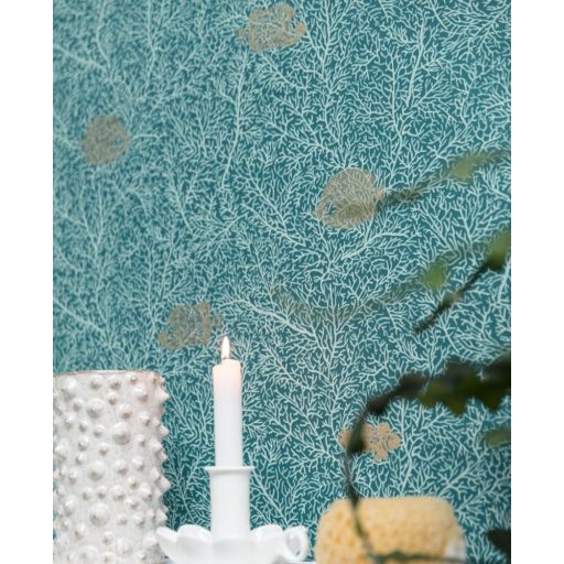 Tengeri hangulatú elbűvölő design - kis halakkal és korallokkal éjkék krémfehér és arany tónus fémes hatás tapéta