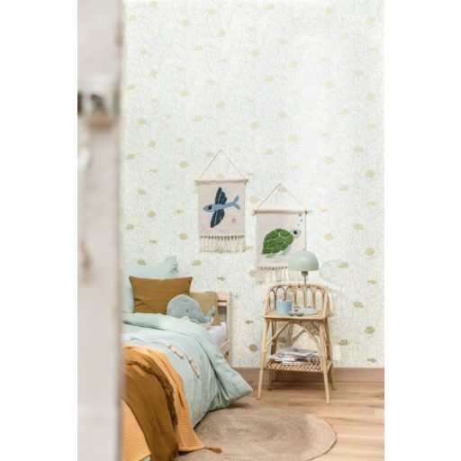 Tengeri hangulatú elbűvölő design - kis halakkal és korallokkal fehér világos menta és arany tónus fémes hatás tapéta