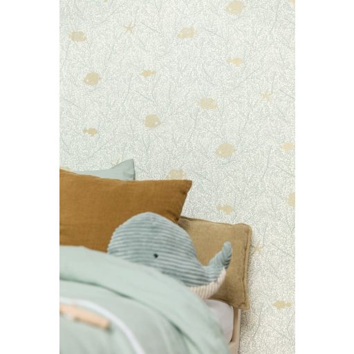 Tengeri hangulatú elbűvölő design - kis halakkal és korallokkal fehér világos menta és arany tónus fémes hatás tapéta