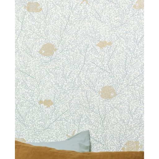 Tengeri hangulatú elbűvölő design - kis halakkal és korallokkal fehér világos menta és arany tónus fémes hatás tapéta