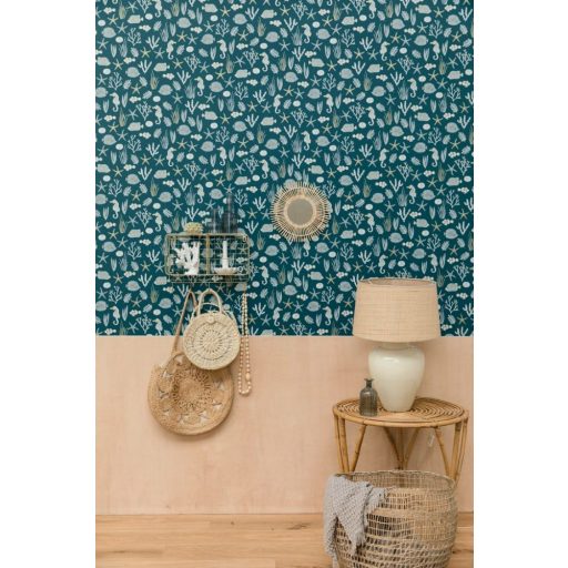 Ez mindent visz! Tengeri életkép csikóhalakkal korallokkal kagylókkal... kék fehér és arany tónus fémes hatás tapéta