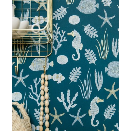 Ez mindent visz! Tengeri életkép csikóhalakkal korallokkal kagylókkal... kék fehér és arany tónus fémes hatás tapéta