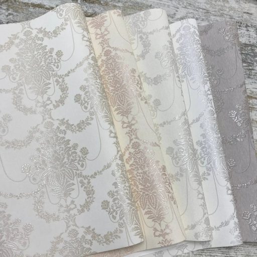 Finoman kidolgozott klasszikus barokk díszítőminta fehér szürke és ezüst tónus tapéta