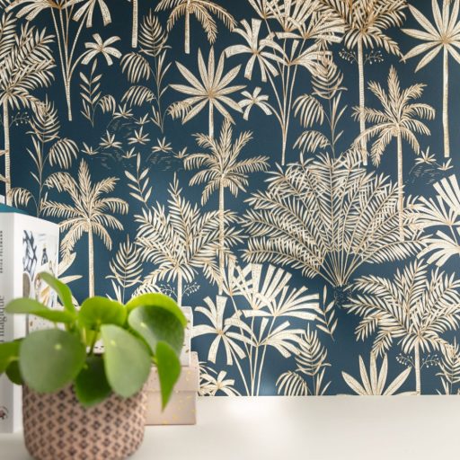 Csodás trópusi botanikus kert - pálma aloé és banánfák éjkék arany fémes hatás tapéta