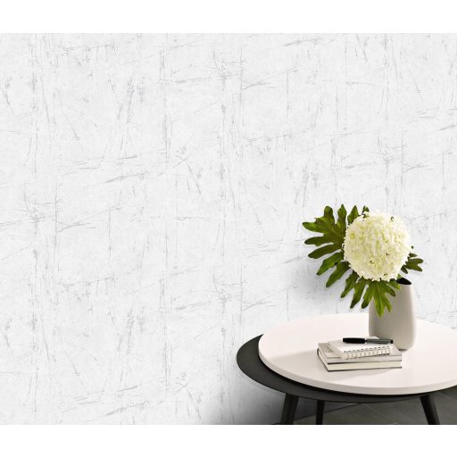 Scratch design - szabálytalan karcolt élénk struktúrminta szürkésfehér és ezüst tónus finom fémes hatás tapéta