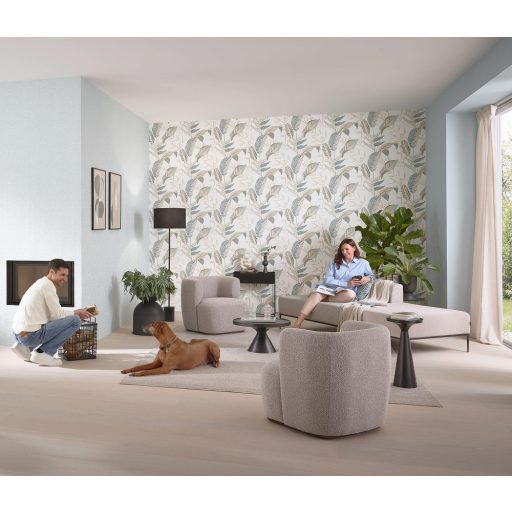 Monstera levelek filigrán ágakkal trópusi motívum törtfehér bézs zöld kék és ezüstszürke tónus fémes hatás tapéta