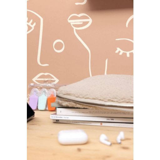 Caselio Young and Free 103334040 JUST SMILE Grafikus Avantgárd művészi arcmotívum nyers barna krémfehér tapéta