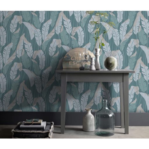 Finoman kidolgozott pálmalevelek kompozíciója türkiz bézs világoskék és zöld tónus fémes hatás tapéta