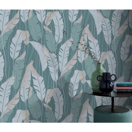 Finoman kidolgozott pálmalevelek kompozíciója türkiz bézs világoskék és zöld tónus fémes hatás tapéta