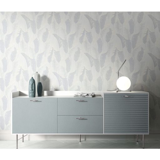 Finoman kidolgozott pálmalevelek kompozíciója fehér világosszürke szürke és ezüst tónus fémes hatás tapéta