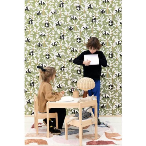 Barátságos pandák egzotikus növények között zöld fehér fekete barna tapéta