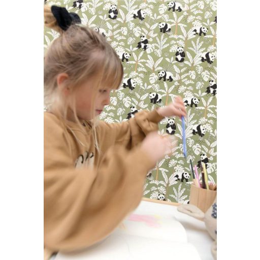 Barátságos pandák egzotikus növények között zöld fehér fekete barna tapéta