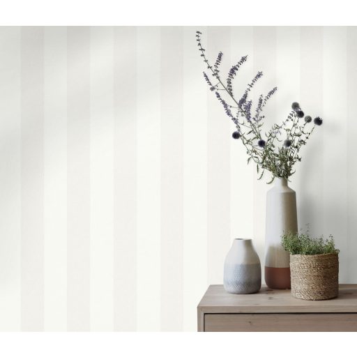 Egy klasszikus ragyogó új ruhában! Fémes tónusú csíkos/blokkcsíkos minta fehér és ezüst/fehérezüst tapéta