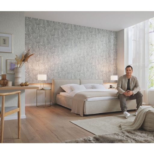 Elképesztő tervezői bravúr - Kifinomult struktúrájú egzotikus növények levelei világosszürke és ezüstszürke tónus fémes hatás tapéta