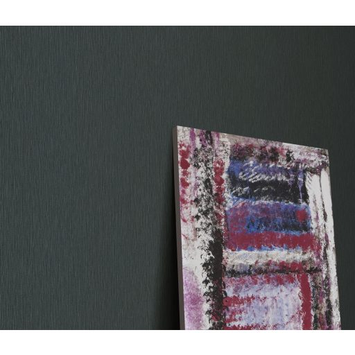 Finoman strukturált vonalkázott egyszínű minta fekete és szüstszürke tónus csillámló hatás tapéta