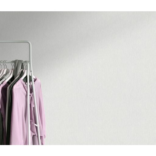 Finoman strukturált vonalkázott egyszínű minta szürkésfehér/világosszürke tónus csillámló hatás tapéta