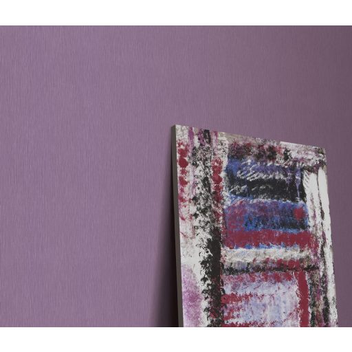 Finoman strukturált vonalkázott egyszínű minta lila/orgonalila tónus csillámló hatás tapéta