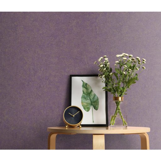 Monokróm karcolt kopott vakolatminta lila és fémes arany tónus fémes hatás tapéta