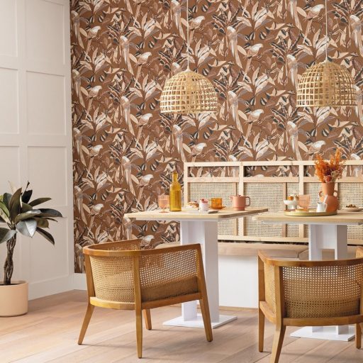 Egzotikus dekoráció lombok között papagájokkal karamelbarna fehér bézs és antracit tónus tapéta