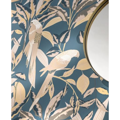 Egzotikus dekoráció lombok között papagájokkal pávakék bézs fehér és arany tónus fémes hatás tapéta