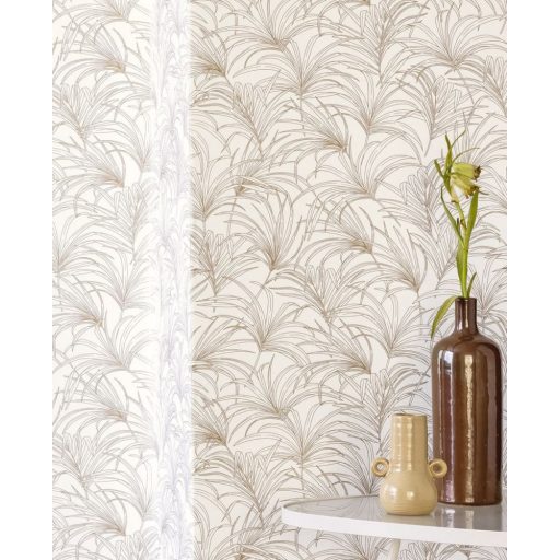 Az Art Deco az elegáns botanikai mintákról is szól - finom rajzolatú pálmalevelek krémfehér és arany tónus fémes fény tapéta