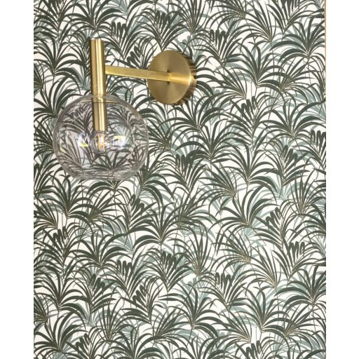 Az Art Deco az elegáns botanikai mintákról is szól - finom rajzolatú pálmalevelek krémfehér eukaliptuszzöld barna és arany tónus fémes fény tapéta