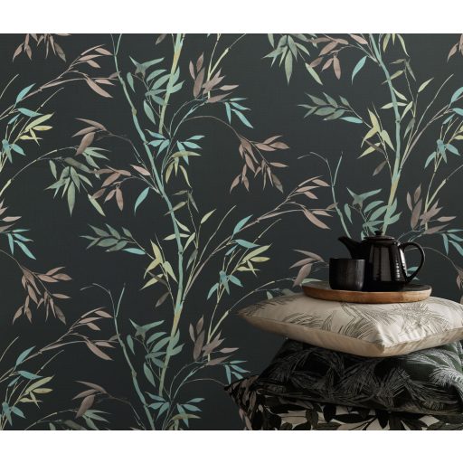 Akvarell megjelenésű filigrán bambusz ágak és levelek fekete barna zöld kékeszöld és sárgásbarna tónusok tapéta