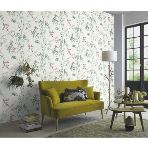 Akvarell megjelenésű filigrán bambusz ágak és levelek krémfehér barna zöld kékeszöld és sárga tónusok tapéta