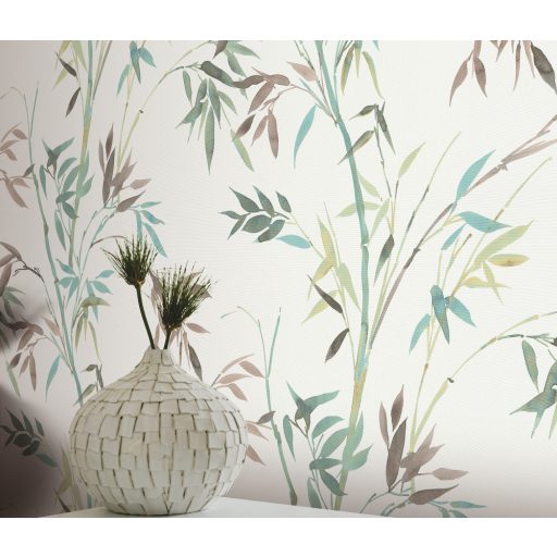Akvarell megjelenésű filigrán bambusz ágak és levelek krémfehér barna zöld kékeszöld és sárga tónusok tapéta