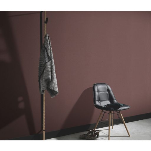 Strukturált egyszínű textilhatású minta lila/barnás lila tónus tapéta