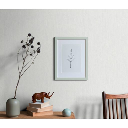 Finom vonalstruktúrájú fémes hatású egyszínű minta fehér/törtfehér tónus enyhe fény tapéta